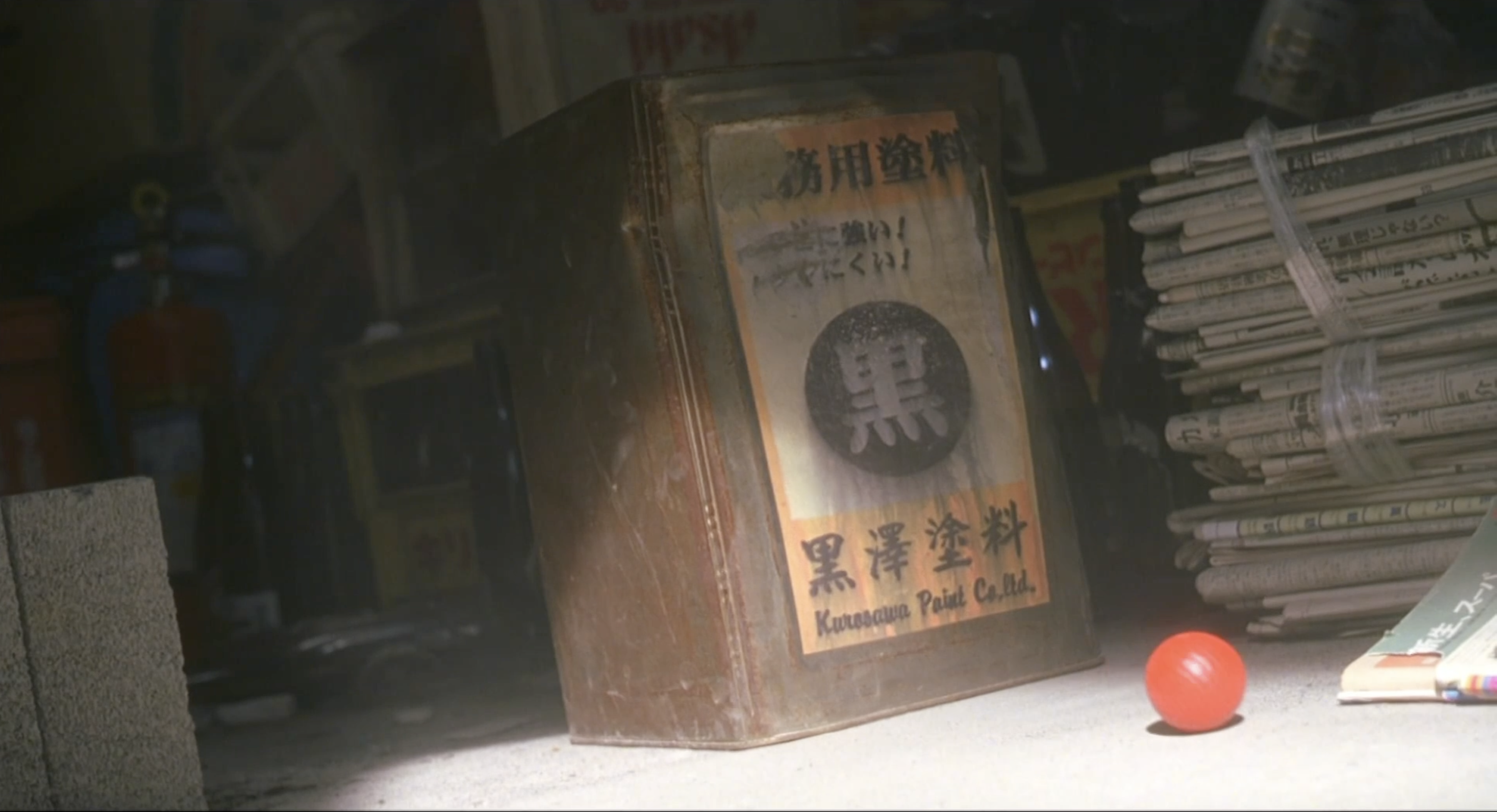 写真【6/8枚】 「室井慎次」文机の上にある「全集 黒澤明」と 写真【6/8枚】 「室井慎次」文机の上にある「全集 黒澤明」と
